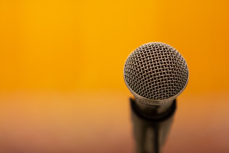 microphone-yellow_1150-14988